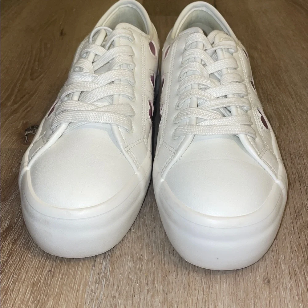 Sincerely‎ Jules White Sneakers with metallic Pink Heart Details. Size 9.